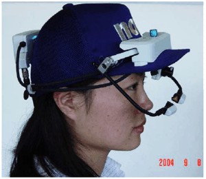 Foto de eyetracker montado en la cabeza de la participante