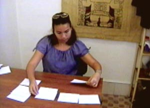 Fotografía de una participante durante un test de card sorting